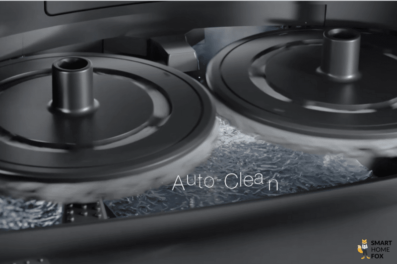 Der Prozess der Wischpad-Reinigung an der Ecovacs Deebot X1 OMNI Station wird dargestellt